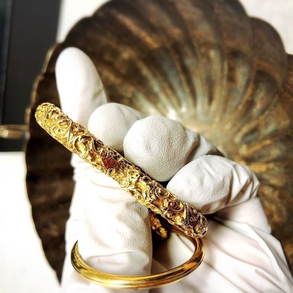 Chanel Florentine lava textured CC logo keychain - Picture 6 of 13